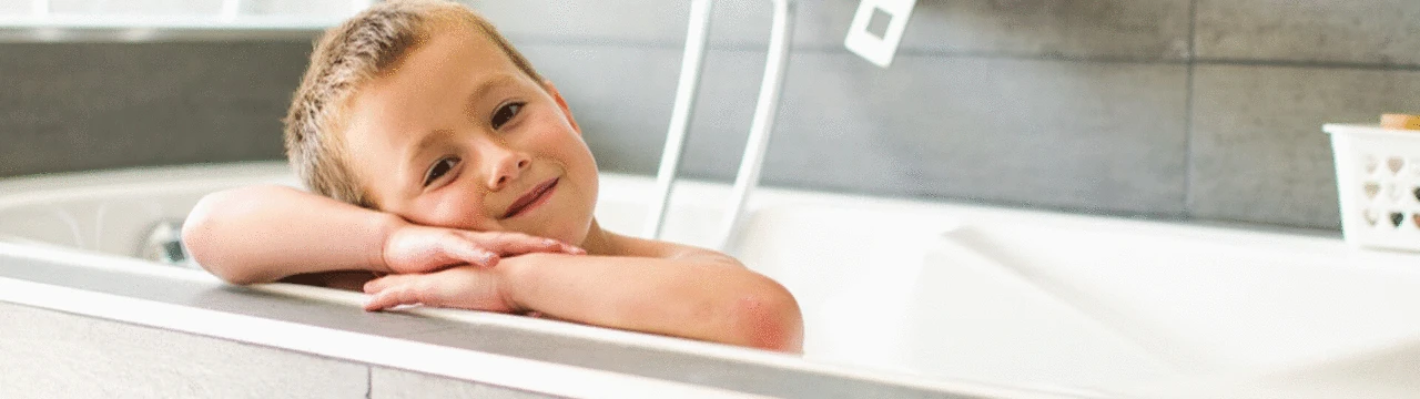 jongen in bad