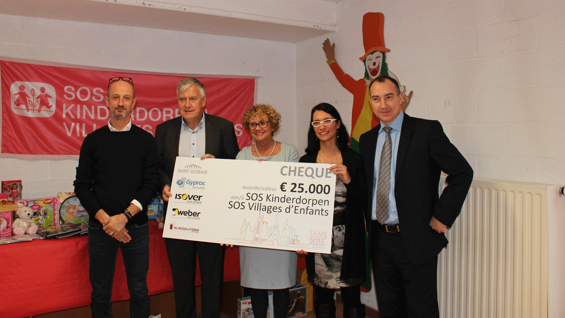 Overhandiging cheque aan SOS kinderdorpen