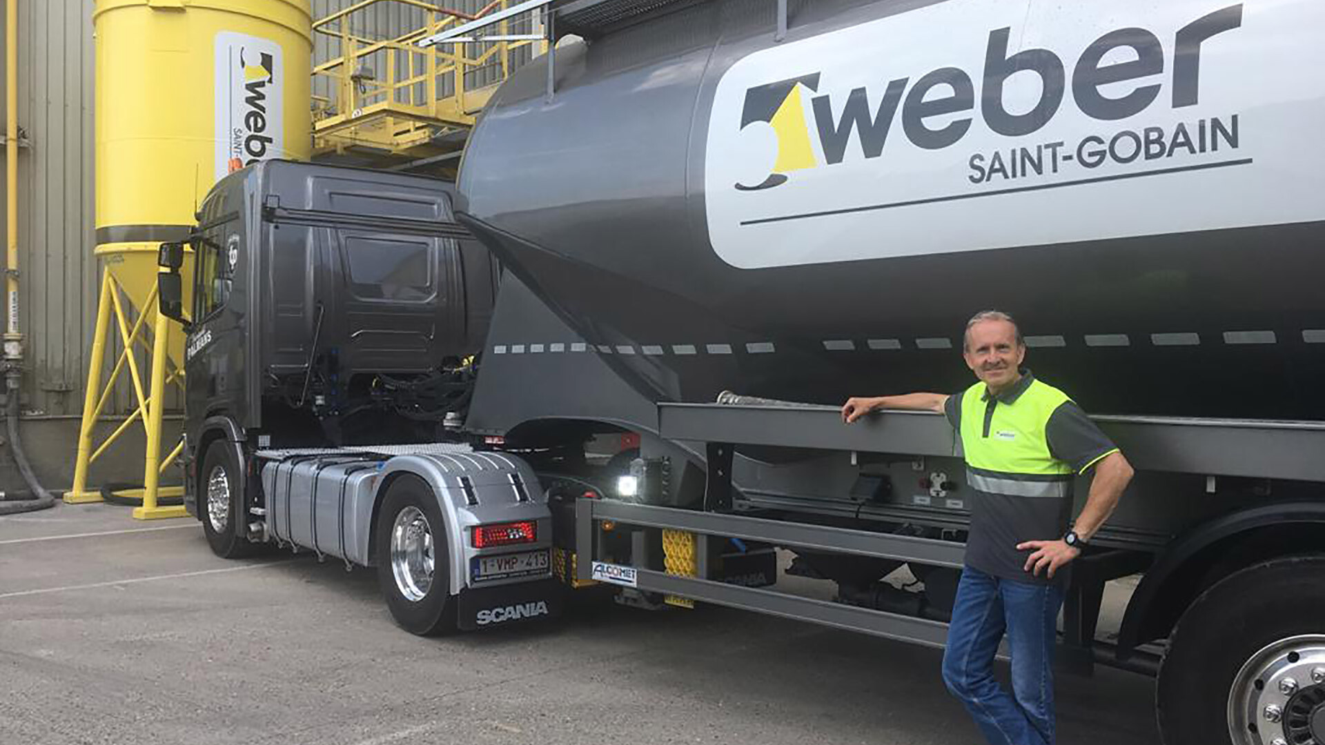 Chauffeur Stef bij Weber bulkwagen