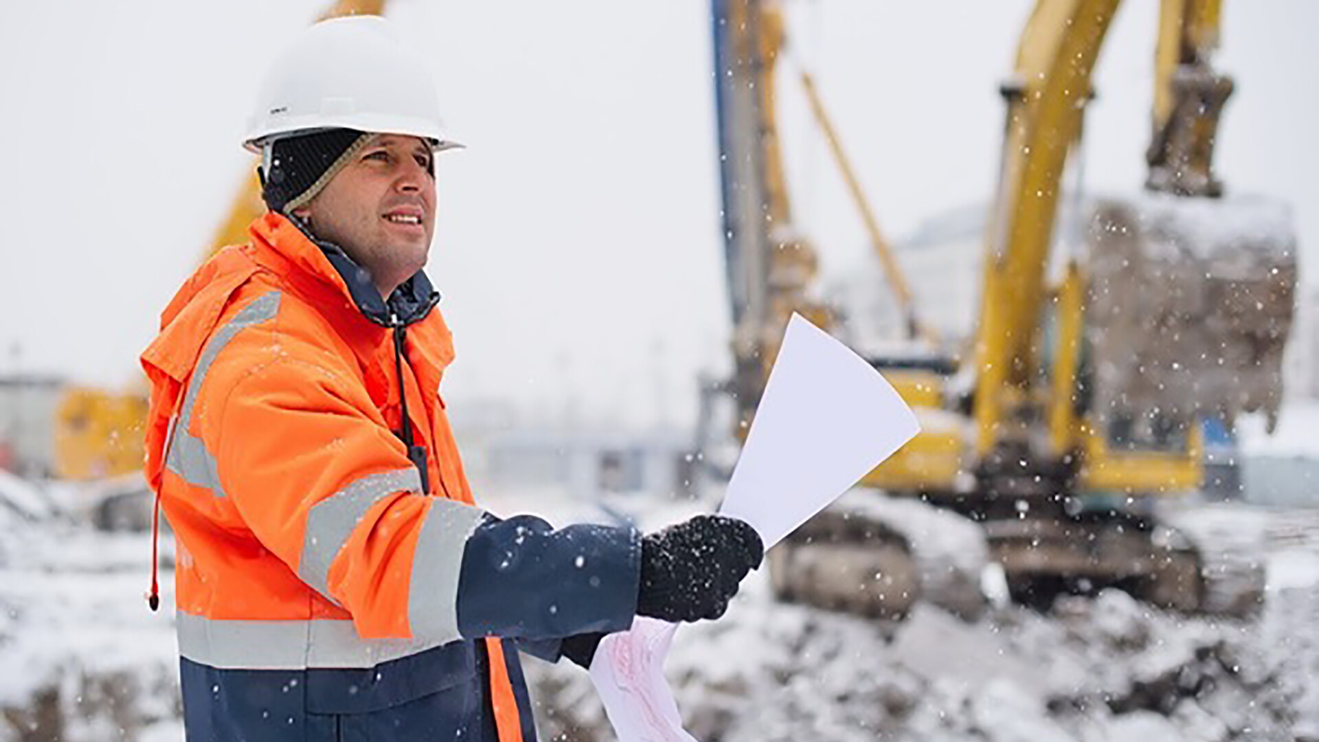 bouwvakker op werf in sneeuw