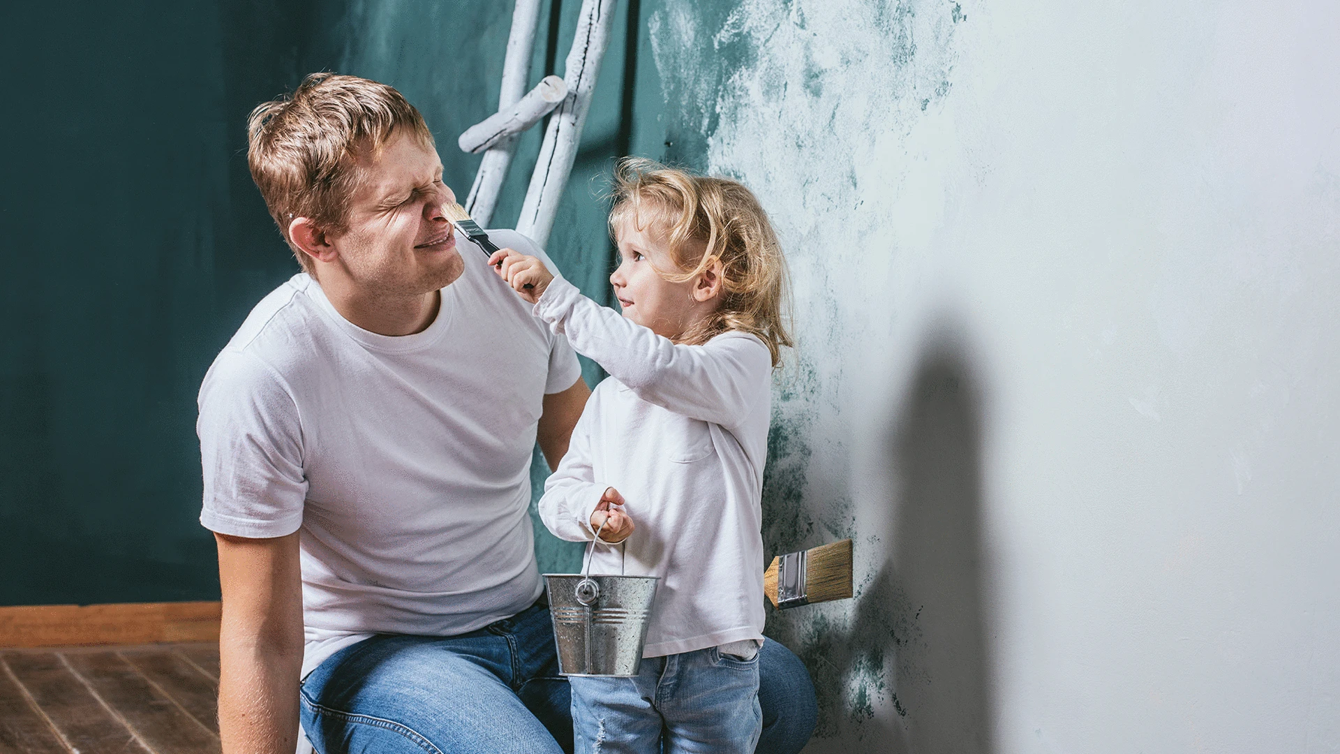Papa en dochtertje schilderen muren