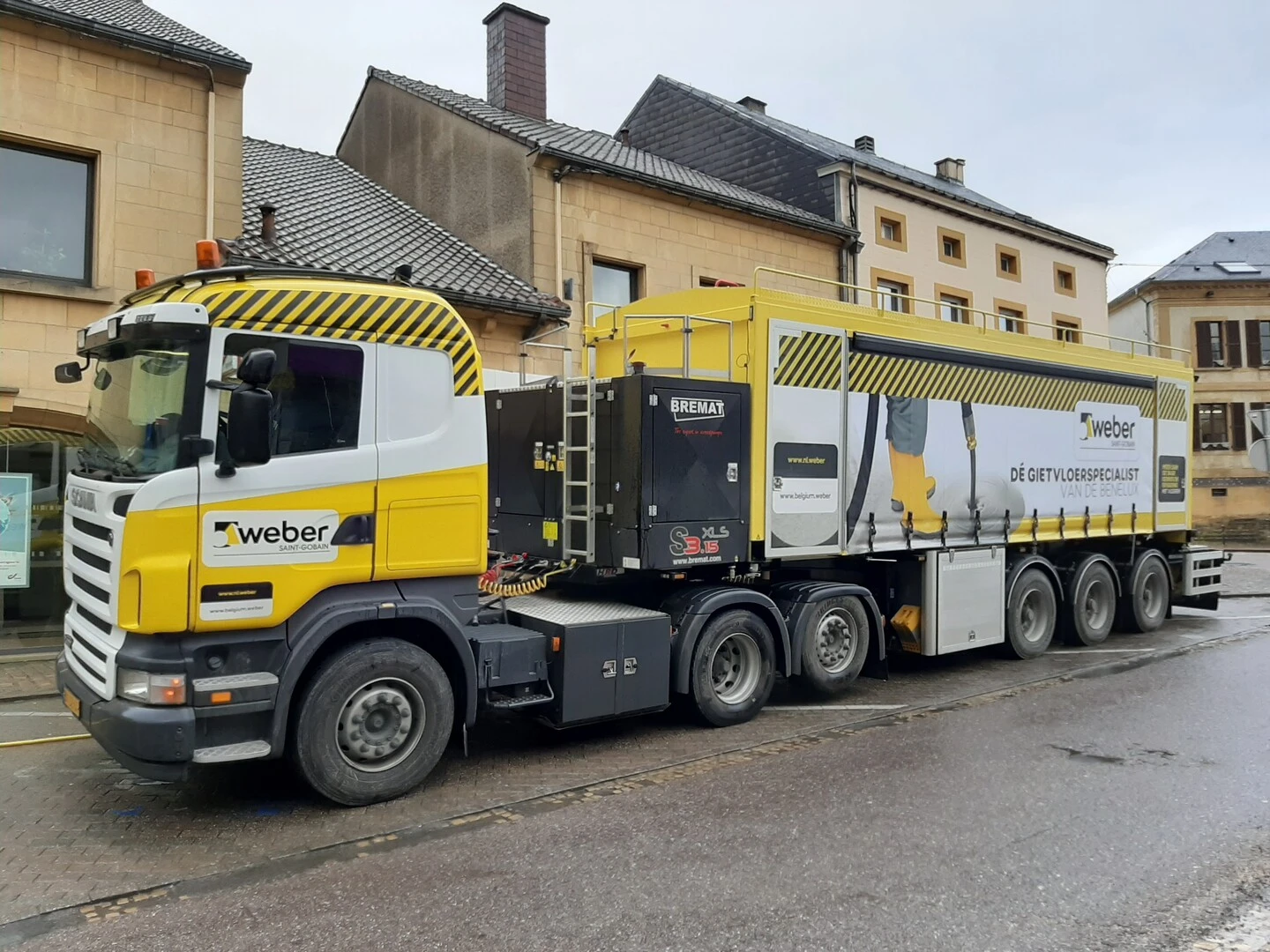 Pomptruck Weber aan Le Chalet in Virton