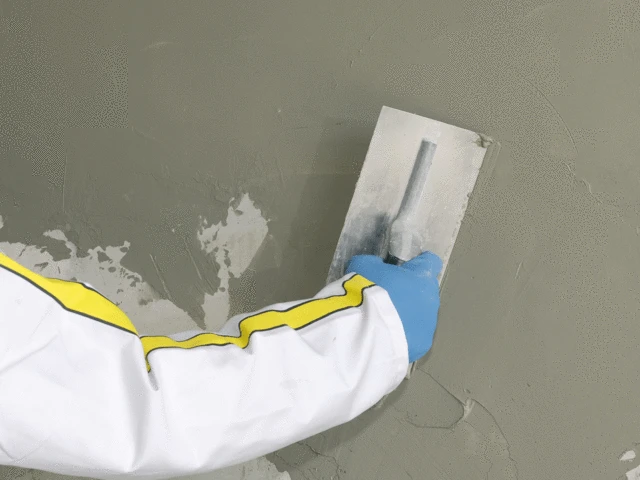 betonreparatie mortel aanbrengen met spaan