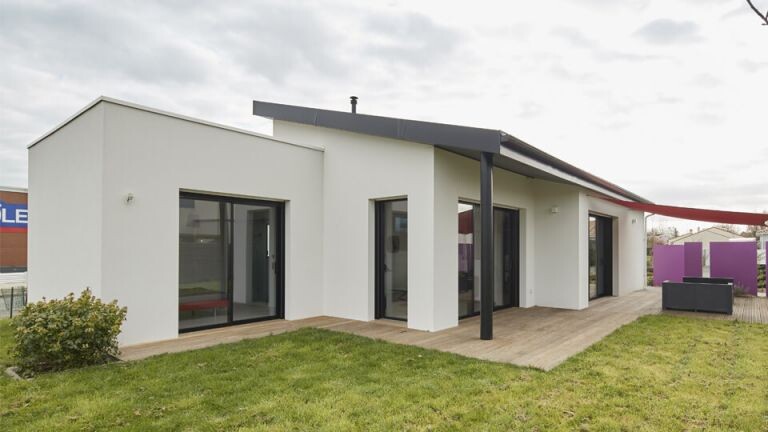 SAMG_Minerale sierpleister alleenstaande woning met witte minerale sierpleister