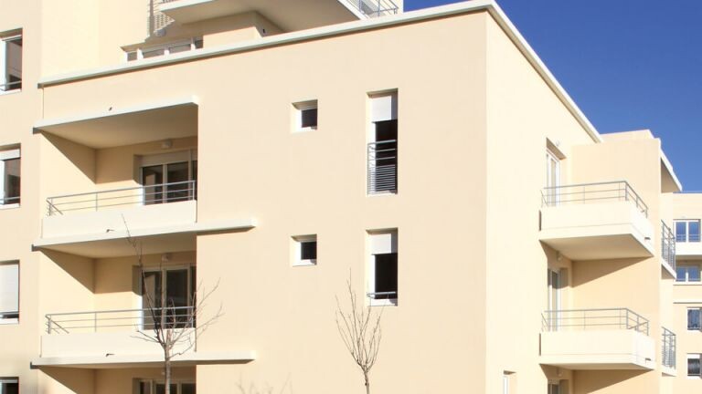 SAMG_Organische sierpleisters appartementsgebouw met organische sierpleister