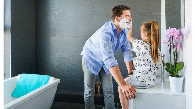 papa en dochtertje in badkamer